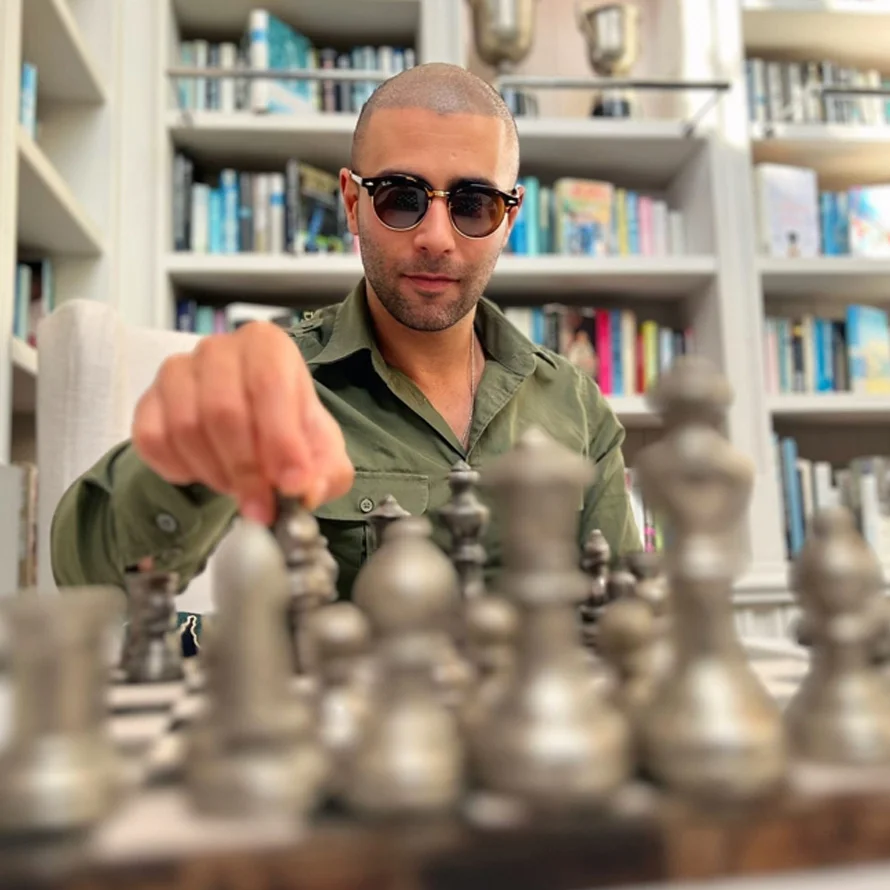 Amir Zarandouz playing chess, photograph 1